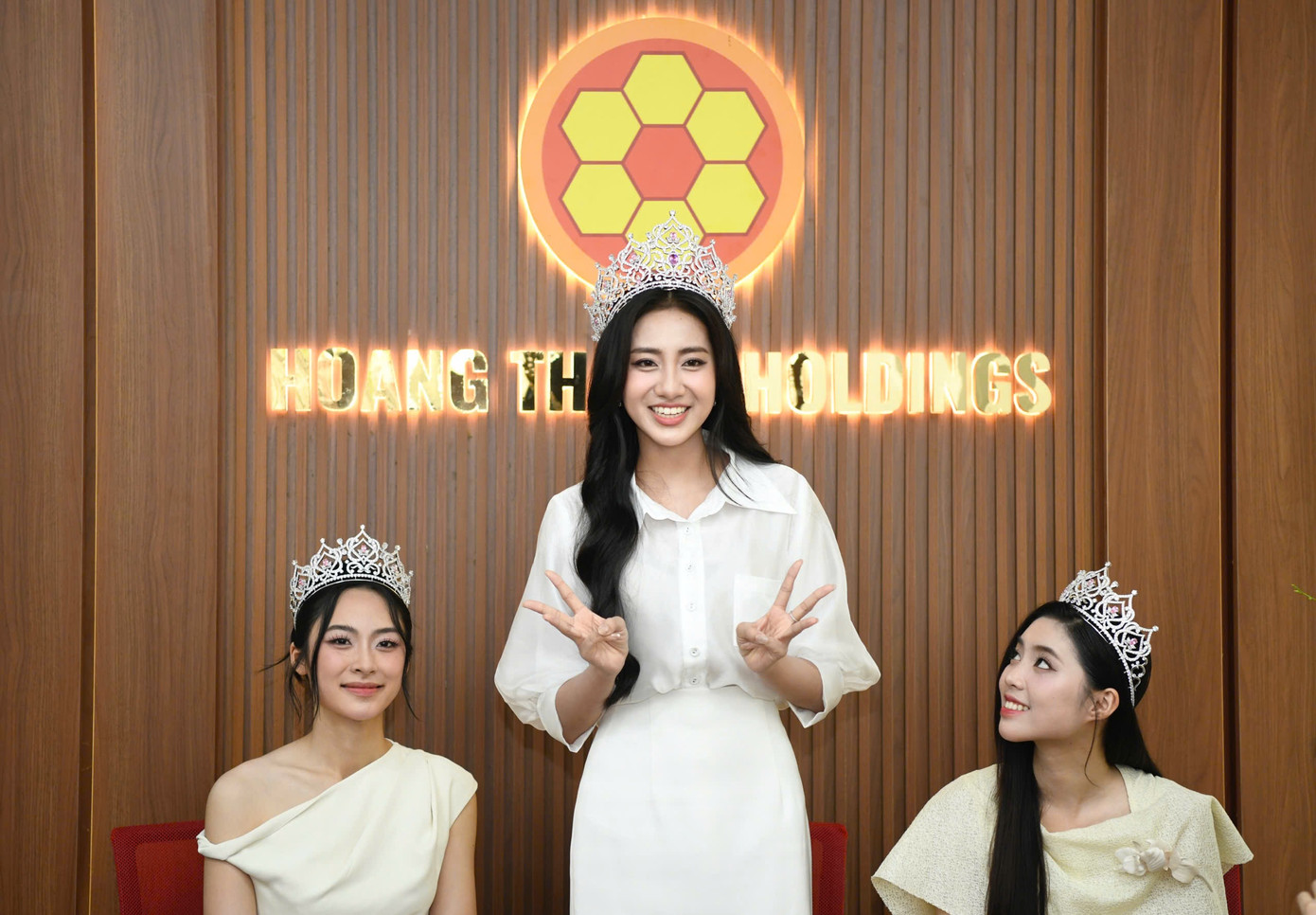 Hoa hậu Hà Trúc Linh, Á hậu Châu Anh, Vân Nhi chia sẻ cảm xúc vui mừng, háo hức khi lần đầu được gặp gỡ, làm việc với công ty quản lý Hoàng Thành Media. Top 3 Hoa hậu Việt Nam hào hứng chia sẻ nhiều hoạt động sẽ thực hiện trong nhiệm kỳ Rạng rỡ Việt Nam.