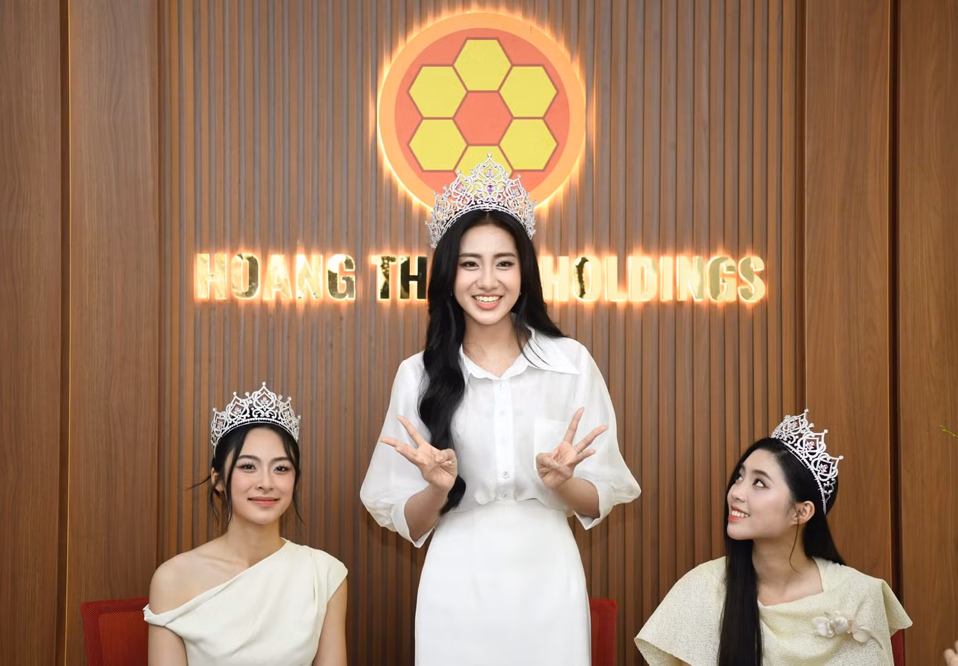 Hoa hậu Hà Trúc Linh, Á hậu Châu Anh, Vân Nhi chia sẻ cảm xúc vui mừng, háo hức khi lần đầu được gặp gỡ, làm việc với công ty quản lý Hoàng Thành Media. Top 3 Hoa hậu Việt Nam hào hứng chia sẻ nhiều hoạt động sẽ thực hiện trong nhiệm kỳ Rạng rỡ Việt Nam.