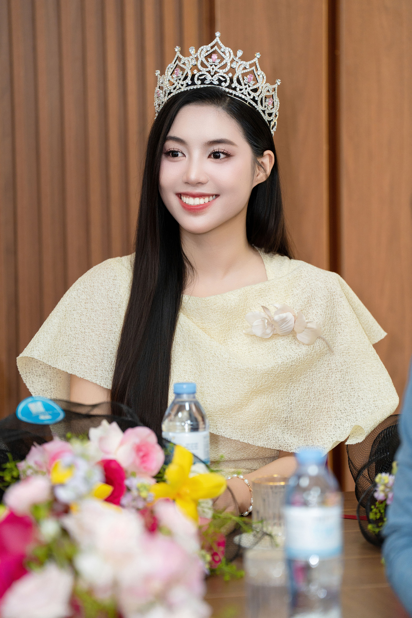 Á hậu Châu Anh gây chú ý khi là nữ quân nhân đầu tiên giành được ngôi vị Á hậu 1 tại cuộc thi Hoa hậu Việt Nam.