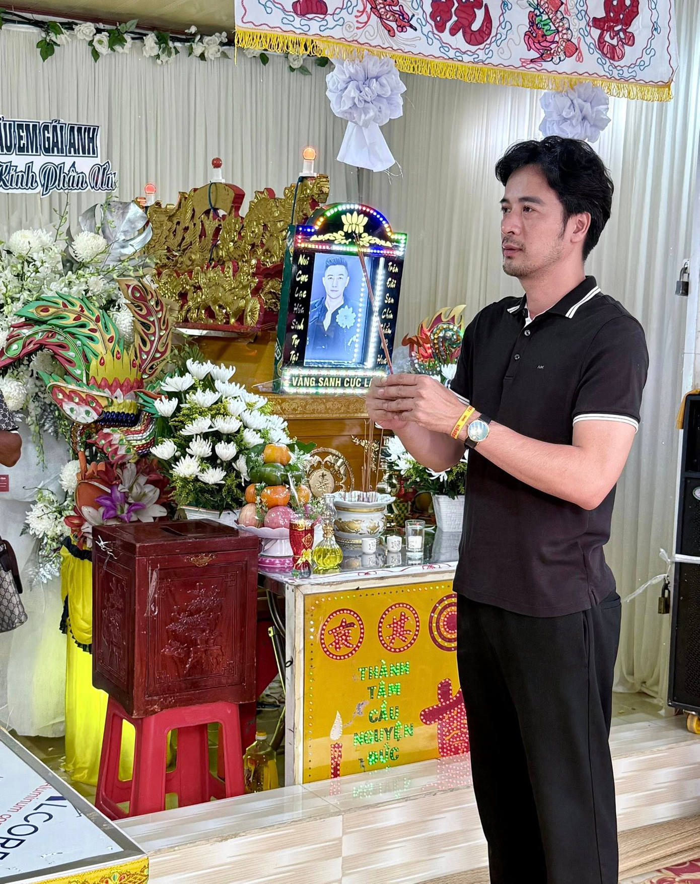 Diễn viên Đoàn Thanh Tài, Phan Thị Mơ tới viếng người mẫu Nam Phong hôm 10/7.