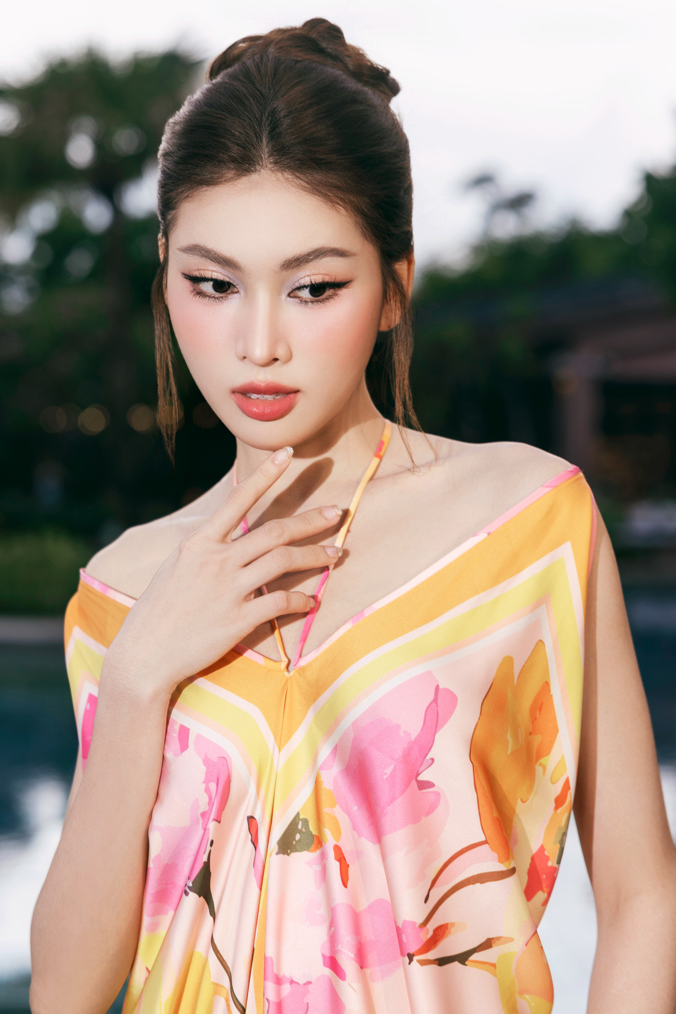 Á hậu Ngọc Thảo mặc trang phục phối màu rực rỡ.