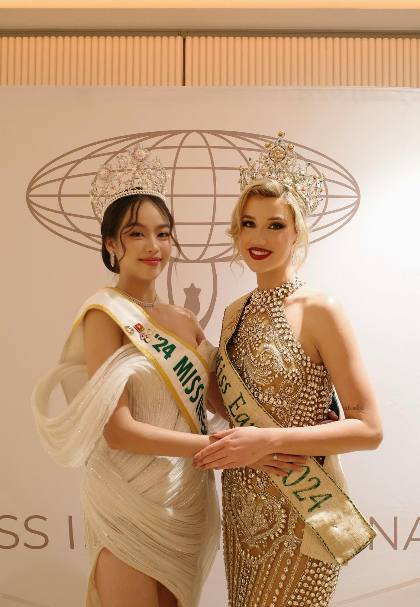 Thanh Thủy gặp gỡ đương kim Hoa hậu Trái Đất Jessica Lane trong đêm chung kết Hoa hậu Quốc tế Mỹ 2025. Người đẹp Australia có mặt ở Mỹ để trao giải cho tân Hoa hậu Trái Đất Mỹ.