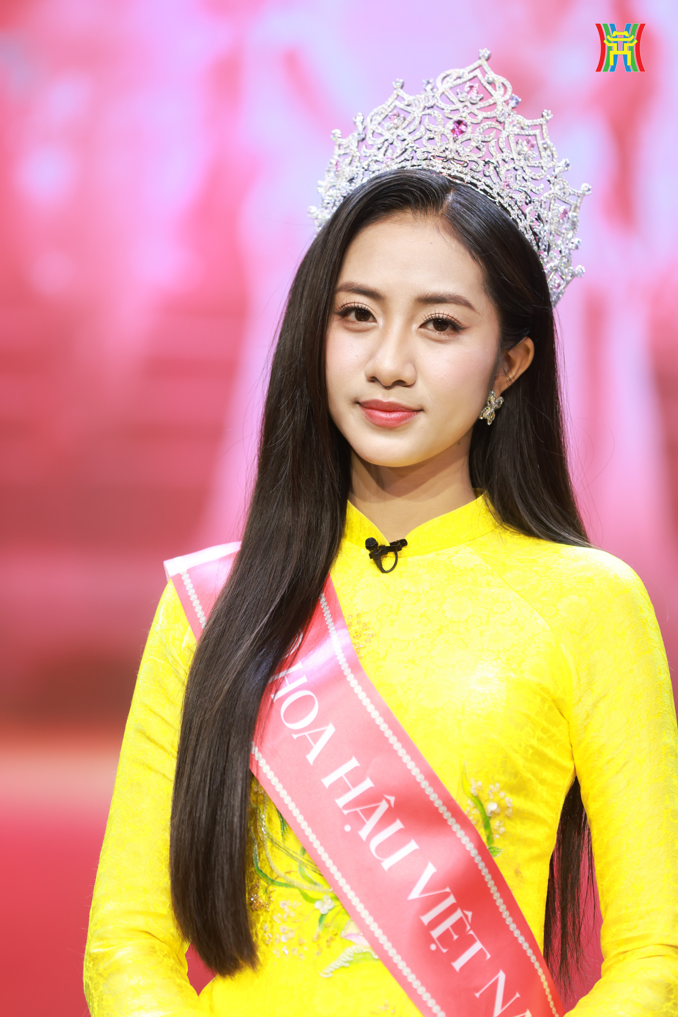 Hoa hậu Hà Trúc Linh khoe vẻ rạng rỡ với tà áo dài tông màu đỏ nổi bật.