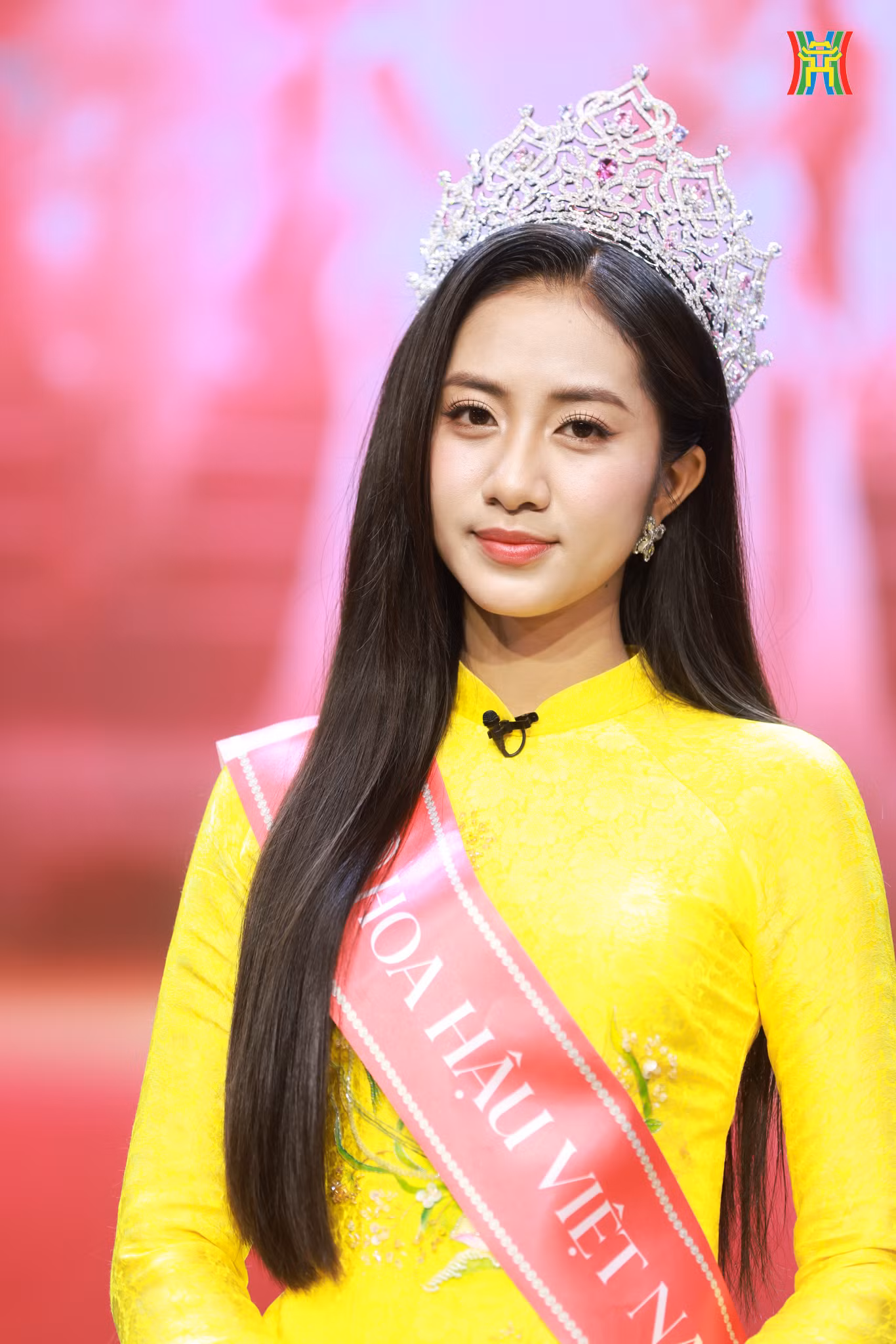 Hoa hậu Hà Trúc Linh khoe vẻ rạng rỡ với tà áo dài tông màu đỏ nổi bật.