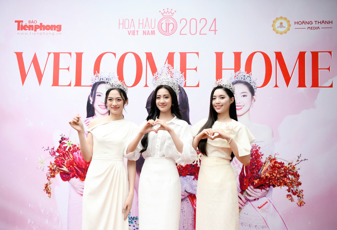 Top 3 Hoa hậu Việt Nam 2024 hội ngộ đại diện Báo Tiền Phong và Hoàng Thành Media. Đại sứ Du lịch và Môi trường Phạm Thùy Dương cũng góp mặt ở sự kiện. Cô cũng đồng hành cùng Hoàng Thành Media trong các hoạt động sắp tới.