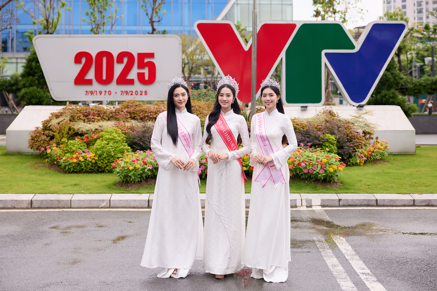 Top 3 Hoa hậu Việt Nam 2024 hồi hộp chờ home coming. Top 3 Hoa hậu Việt Nam 2024 hồi hộp chờ home coming.