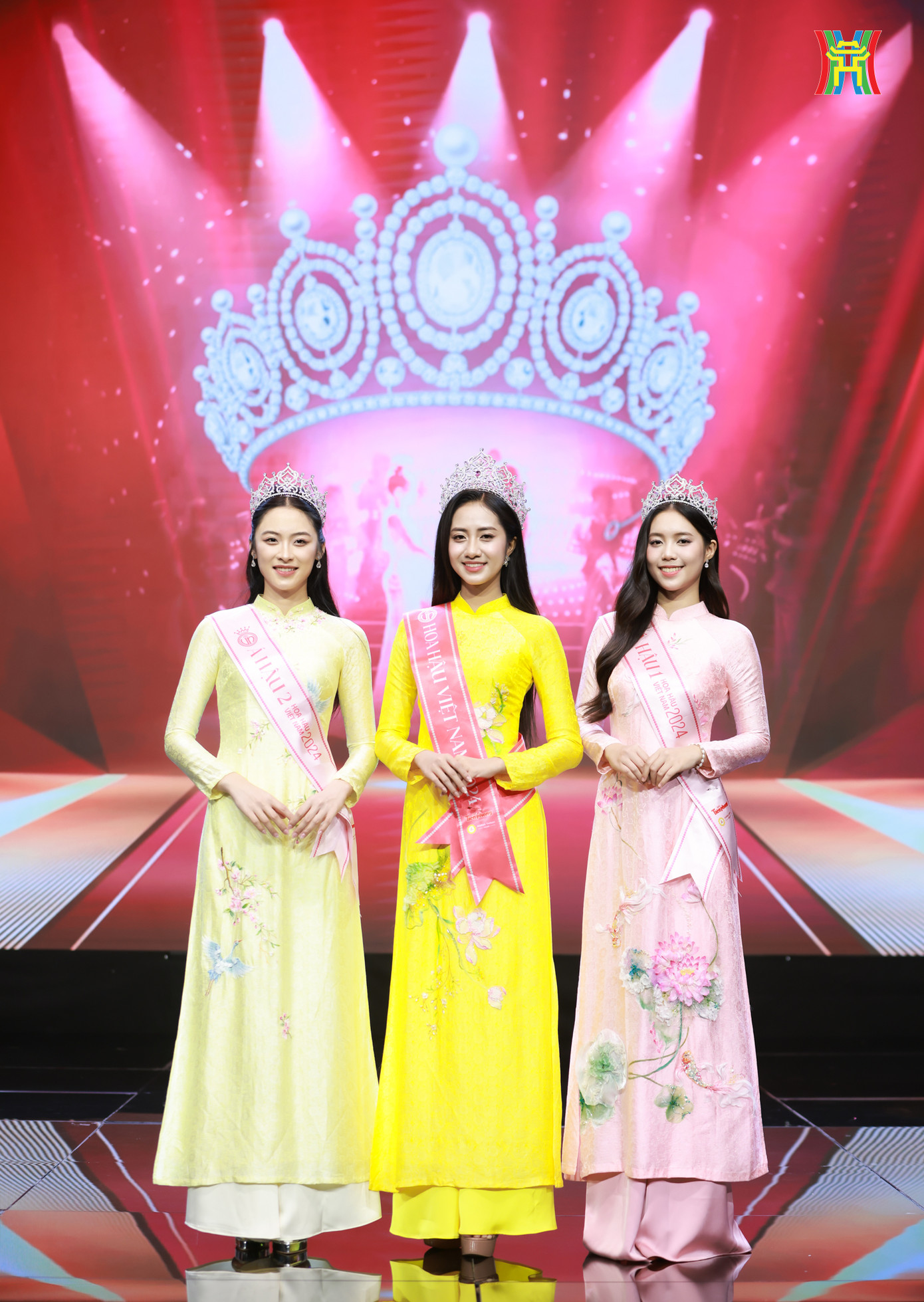 Một tuần sau đăng quang, top 3 Hoa hậu Việt Nam 2024 tiếp tục nhận được sự yêu mến của khán giả, cộng đồng mạng.