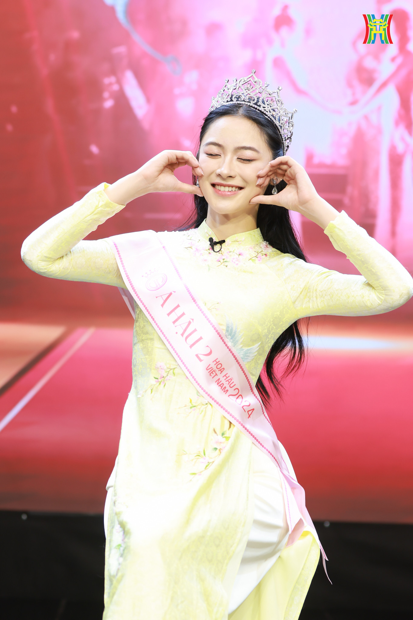 Á hậu 1 Trần Ngọc Châu Anh và Á hậu 2 Nguyễn Thị Vân Nhi giữ tinh thần rạng rỡ trong suốt buổi trò chuyện.