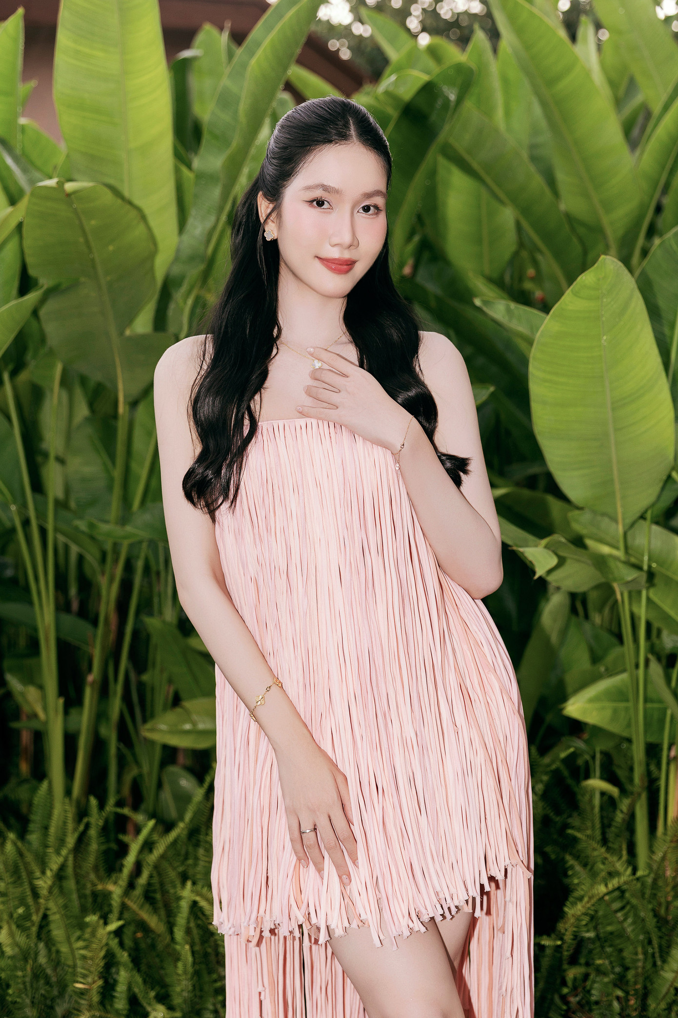 Á hậu Phương Anh diện váy tua rua tông màu hồng.