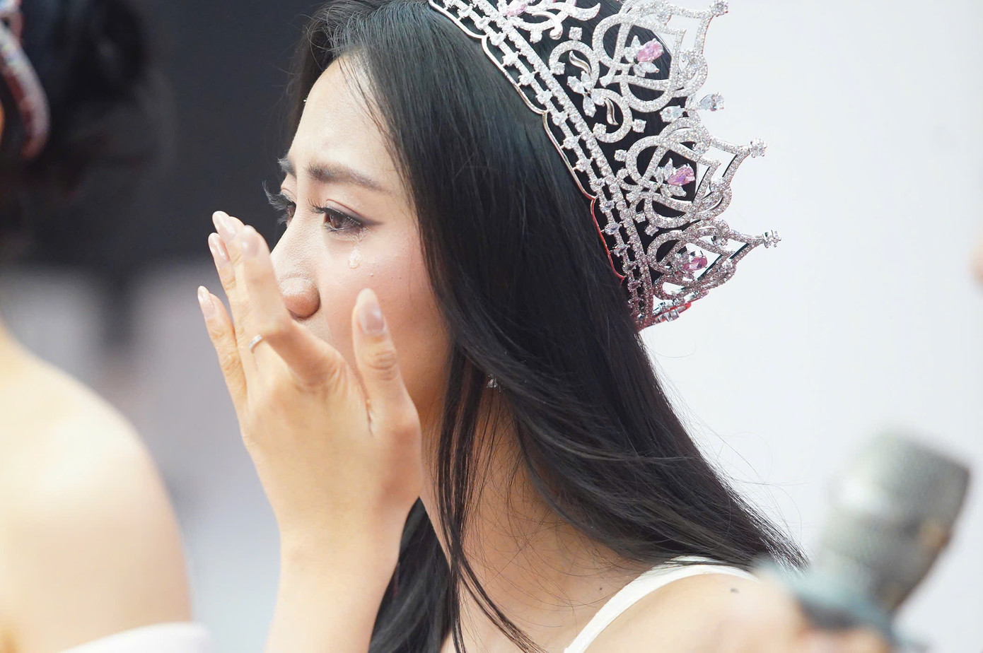 Hoa hậu Trúc Linh, đại sứ Phạm Thùy Dương xúc động bật khóc trong buổi giao lưu. Hoa hậu Trúc Linh, đại sứ Phạm Thùy Dương xúc động bật khóc trong buổi giao lưu.