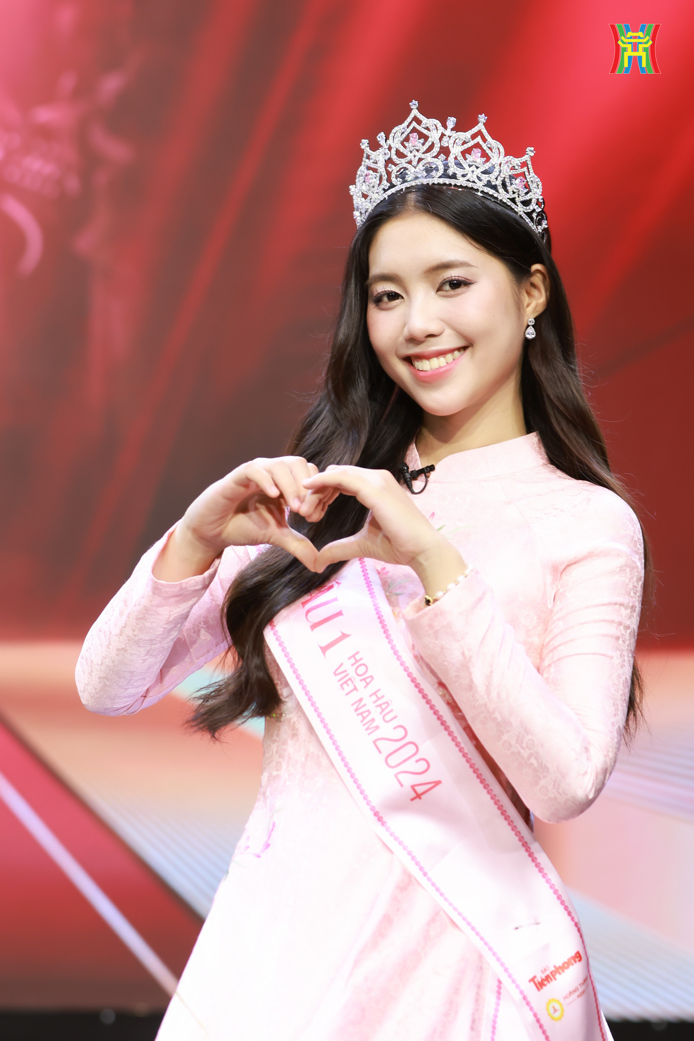 Á hậu 1 Trần Ngọc Châu Anh và Á hậu 2 Nguyễn Thị Vân Nhi giữ tinh thần rạng rỡ trong suốt buổi trò chuyện.