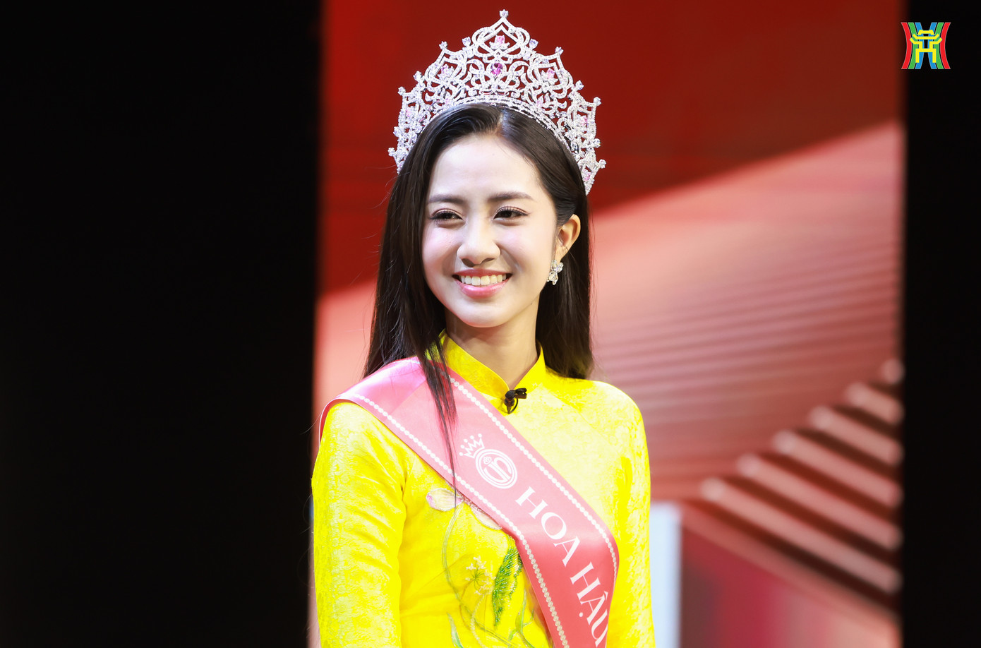 Trong buổi trò chuyện, top 3 Hoa hậu Việt Nam 2024 nhận được nhiều câu hỏi khó. Tuy là lần đầu làm quen với việc trả lời trước truyền thông, các người đẹp vẫn thể hiện sự bình tĩnh, bản lĩnh và nhận nhiều lời khen từ MC. Các khán giả theo dõi buổi livestream cũng dành nhiều lời khen cho top 3. Họ được khen thông minh, có nền tảng tri thức tốt và bản lĩnh sân khấu ấn tượng.