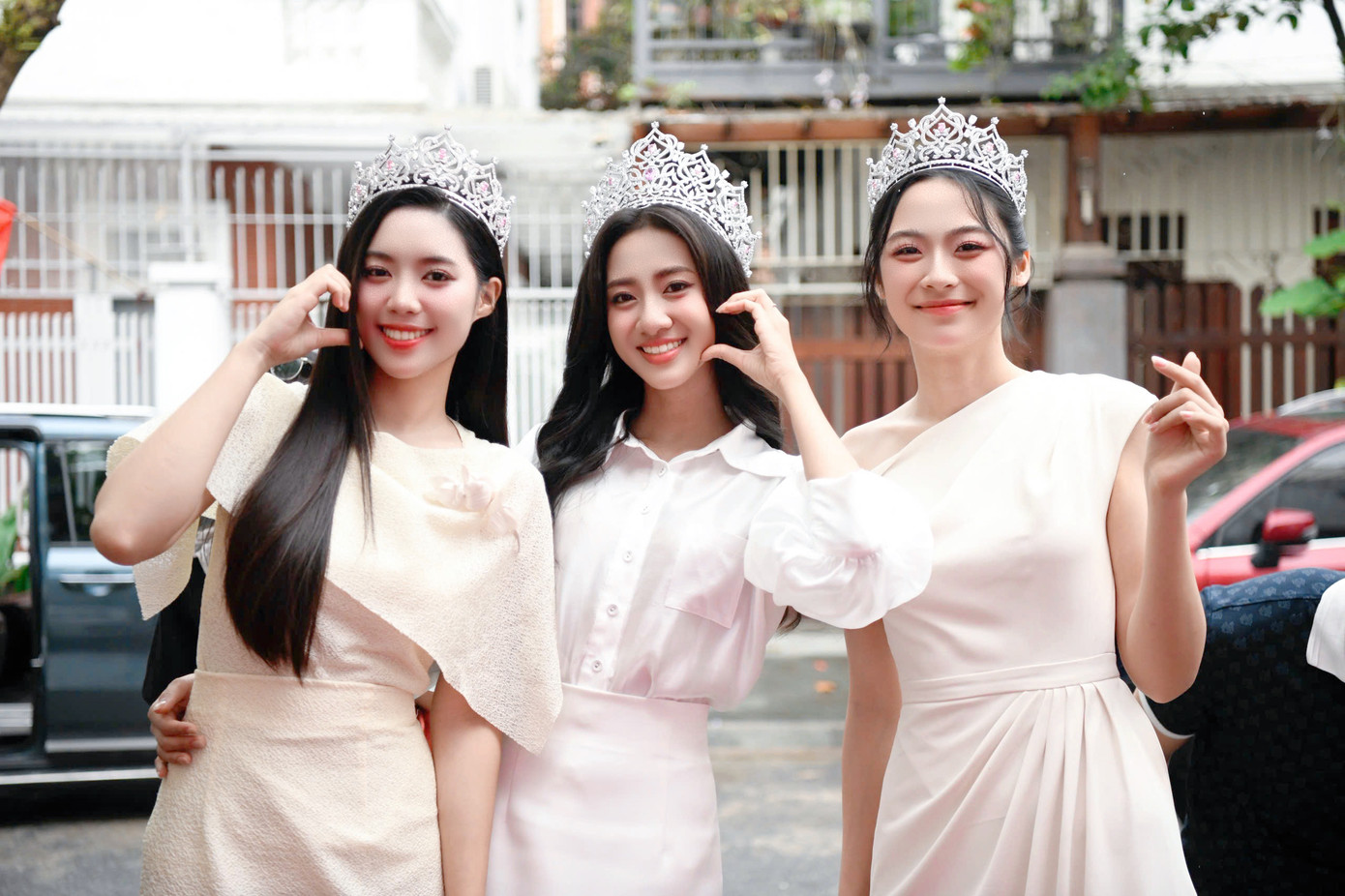 Xuất hiện tươi tắn bên Hoa hậu Hà Trúc Linh là Á hậu 1 Trần Ngọc Châu Anh và Á hậu 2 Nguyễn Thị Vân Nhi. Ba người đẹp diện trang phục đồng điệu. Hoàng Thành Media cũng là đơn vị quản lý các hoa, á hậu sau đăng quang.