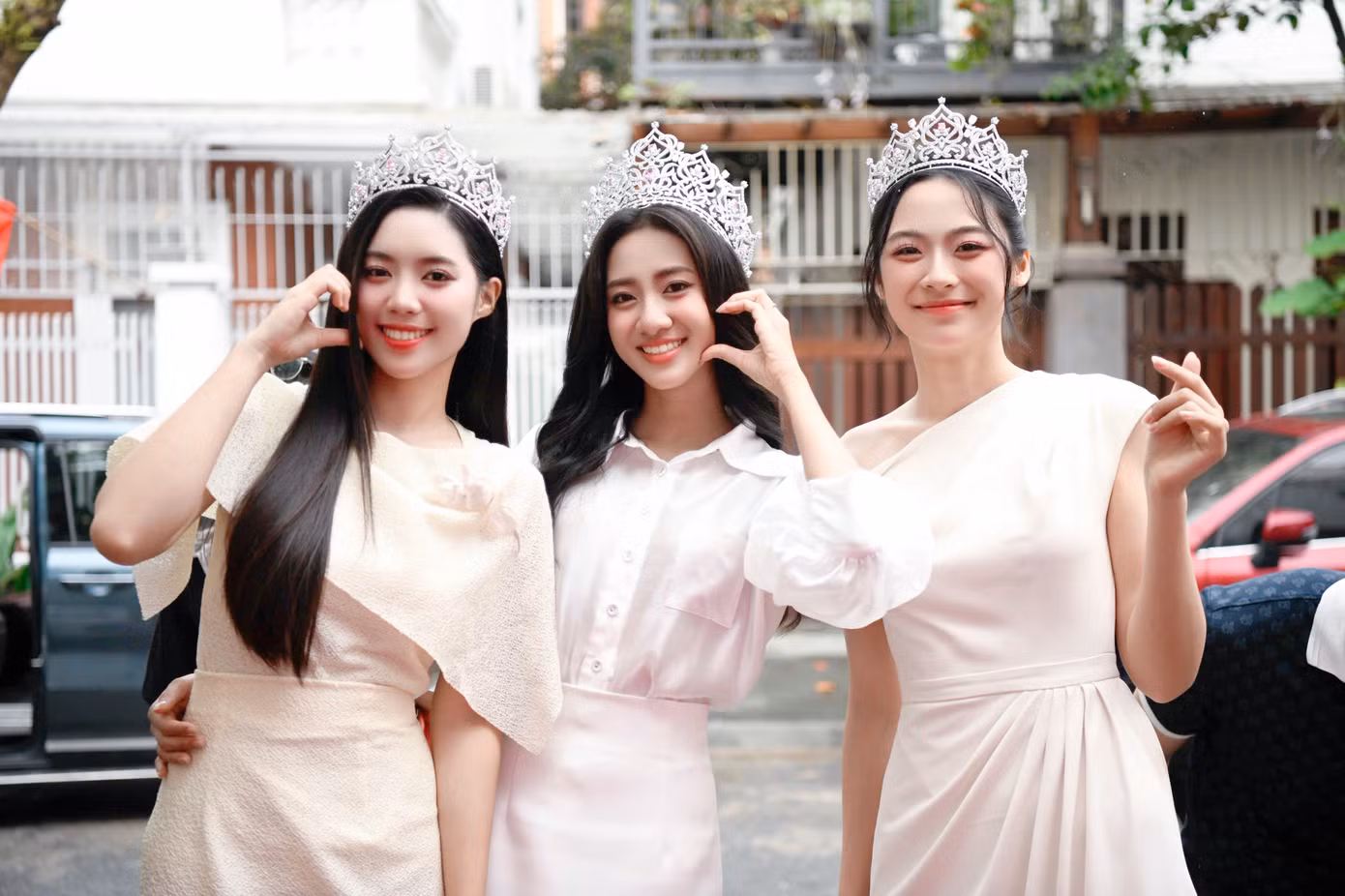 Xuất hiện tươi tắn bên Hoa hậu Hà Trúc Linh là Á hậu 1 Trần Ngọc Châu Anh và Á hậu 2 Nguyễn Thị Vân Nhi. Ba người đẹp diện trang phục đồng điệu. Hoàng Thành Media cũng là đơn vị quản lý các hoa, á hậu sau đăng quang.