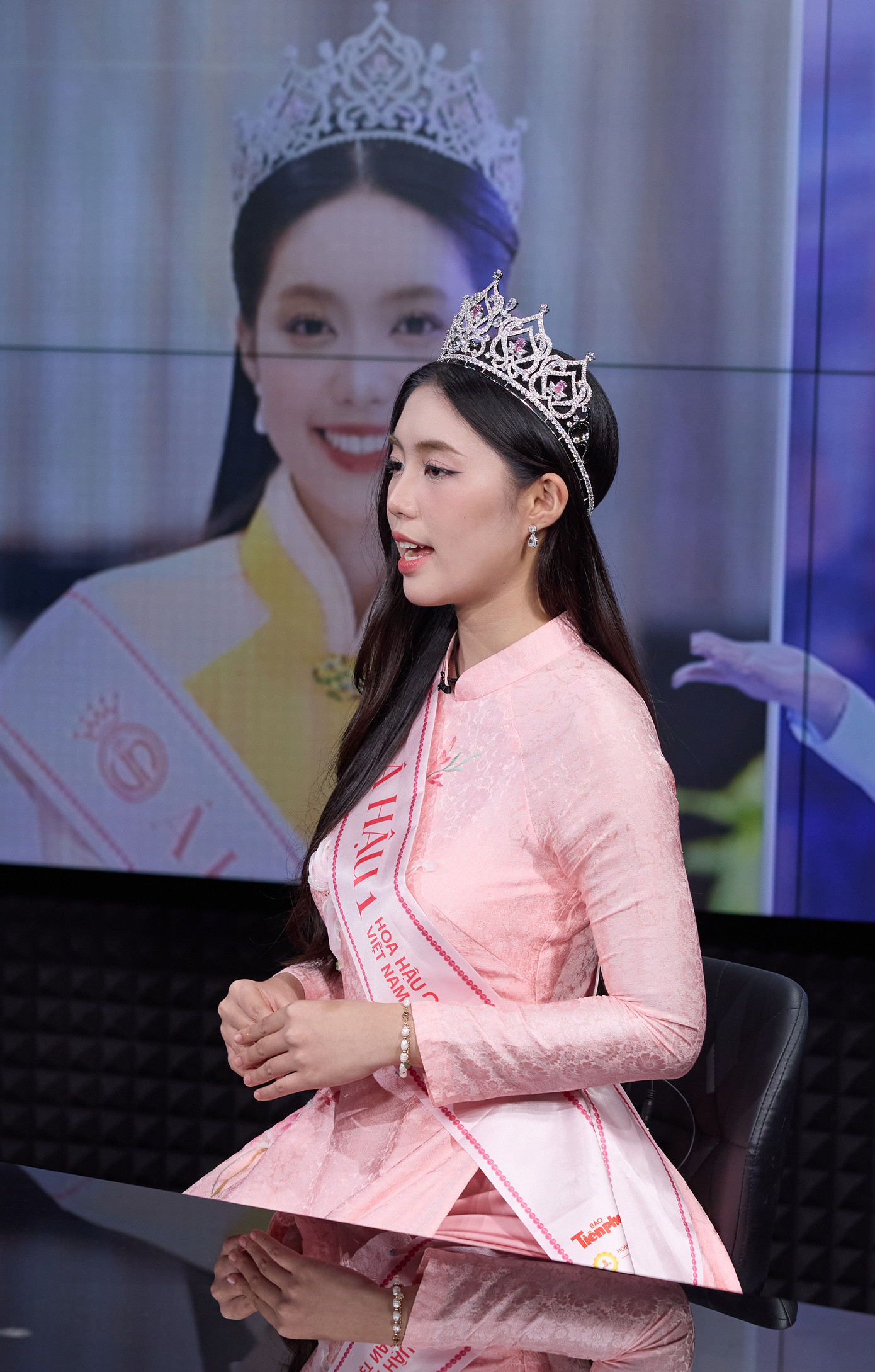 Châu Anh chọn học thêm piano tại Học viện Âm nhạc Quốc gia Việt Nam ngay sau khi tốt nghiệp hệ trung cấp tại Đại học Văn hóa Nghệ thuật Quân đội. Thời thơ ấu, cô là đứa trẻ ốm yếu và rụt rè, luôn cảm thấy tự ti về bản thân. Khi ấy, cô thường thu mình lại, ngại giao tiếp và ít thể hiện cảm xúc. Châu Anh nói âm nhạc và cây đàn piano đã đến như một liều thuốc giúp cô chữa lành.