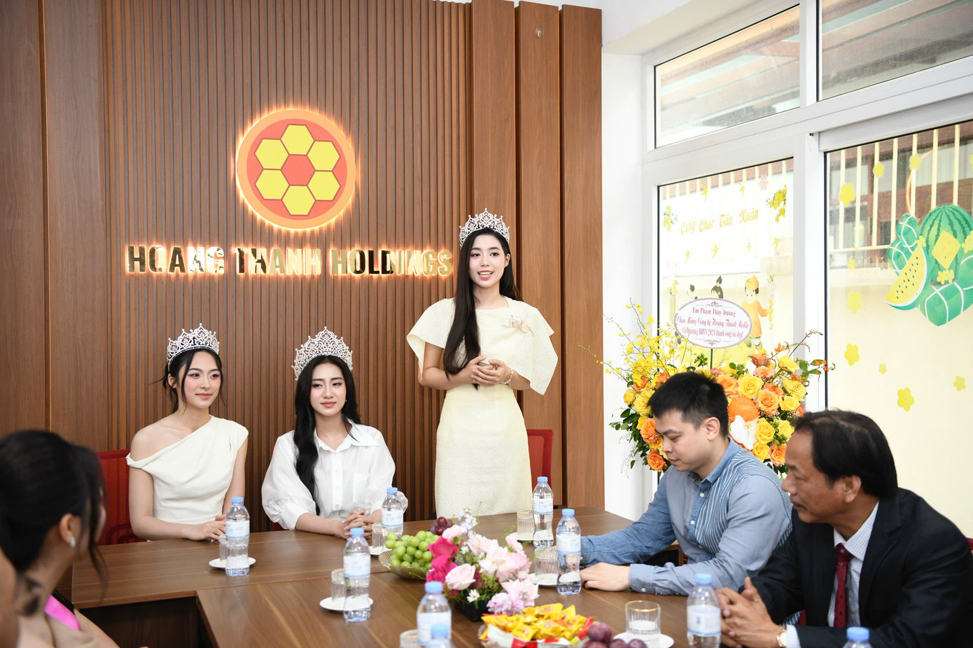 Hoa hậu Hà Trúc Linh, Á hậu Châu Anh, Vân Nhi chia sẻ cảm xúc vui mừng, háo hức khi lần đầu được gặp gỡ, làm việc với công ty quản lý Hoàng Thành Media. Top 3 Hoa hậu Việt Nam hào hứng chia sẻ nhiều hoạt động sẽ thực hiện trong nhiệm kỳ Rạng rỡ Việt Nam.