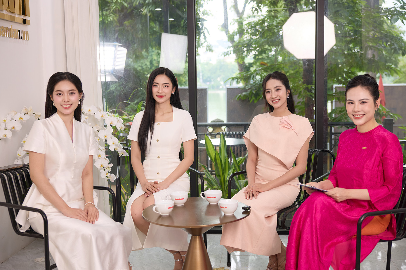 Top 3 Hoa hậu Việt Nam 2024 hồi hộp chờ home coming. Top 3 Hoa hậu Việt Nam 2024 hồi hộp chờ home coming.