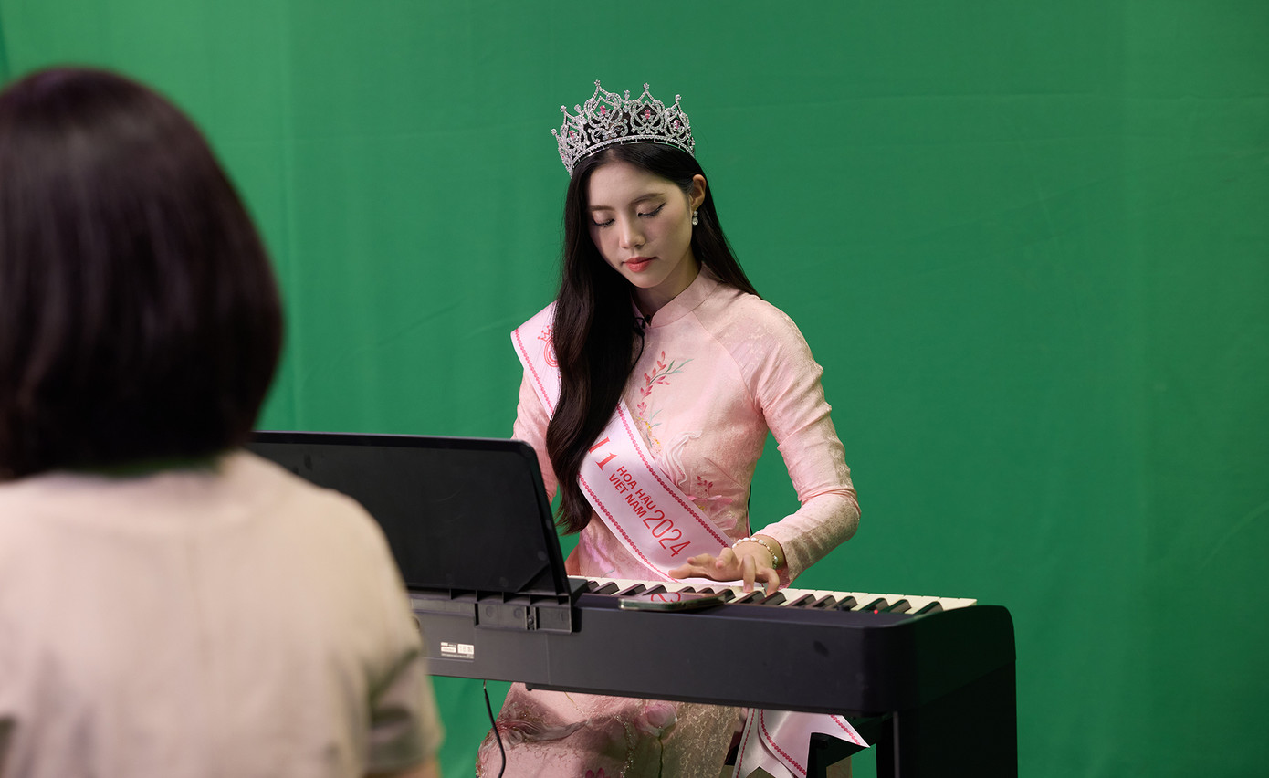 Trong quá trình tham dự Hoa hậu Việt Nam 2024, Trần Ngọc Châu Anh nhiều lần thể hiện tài năng piano và nhận được sự yêu thích của các thí sinh. Á hậu 1 Hoa hậu Việt Nam 2024 từng chia sẻ âm nhạc là nơi nuôi dưỡng tâm hồn còn binh nghiệp là con đường giúp cô rèn luyện bản thân và tiếp nối truyền thống vẻ vang của gia đình.