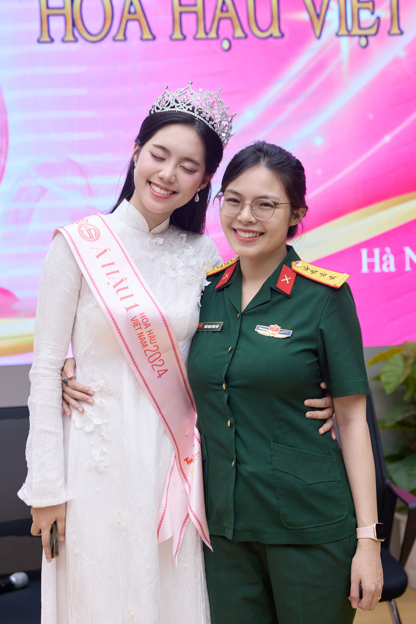 Tại buổi giao lưu, Á hậu Châu Anh vui mừng khi gặp lại chị gái là Đại uý Trần Ngọc Minh Anh. Châu Anh xúc động cho biết chị gái là người cổ vũ, động viên và theo sát cô trong quá trình tham gia cuộc thi Hoa hậu Việt Nam 2024. "Ngay trước chung kết, chị gái tôi sinh con nên không thể vào TP Huế để theo dõi, cổ vũ trực tiếp cho tôi. Tuy nhiên, tôi biết rằng chị luôn dõi theo từ xa và dành cho tôi những điều tâm huyết nhất. Sự cổ vũ của chị là nguồn động lực lớn lao của tôi trong hành trình tại Hoa hậu Việt Nam 2024", cô nói.