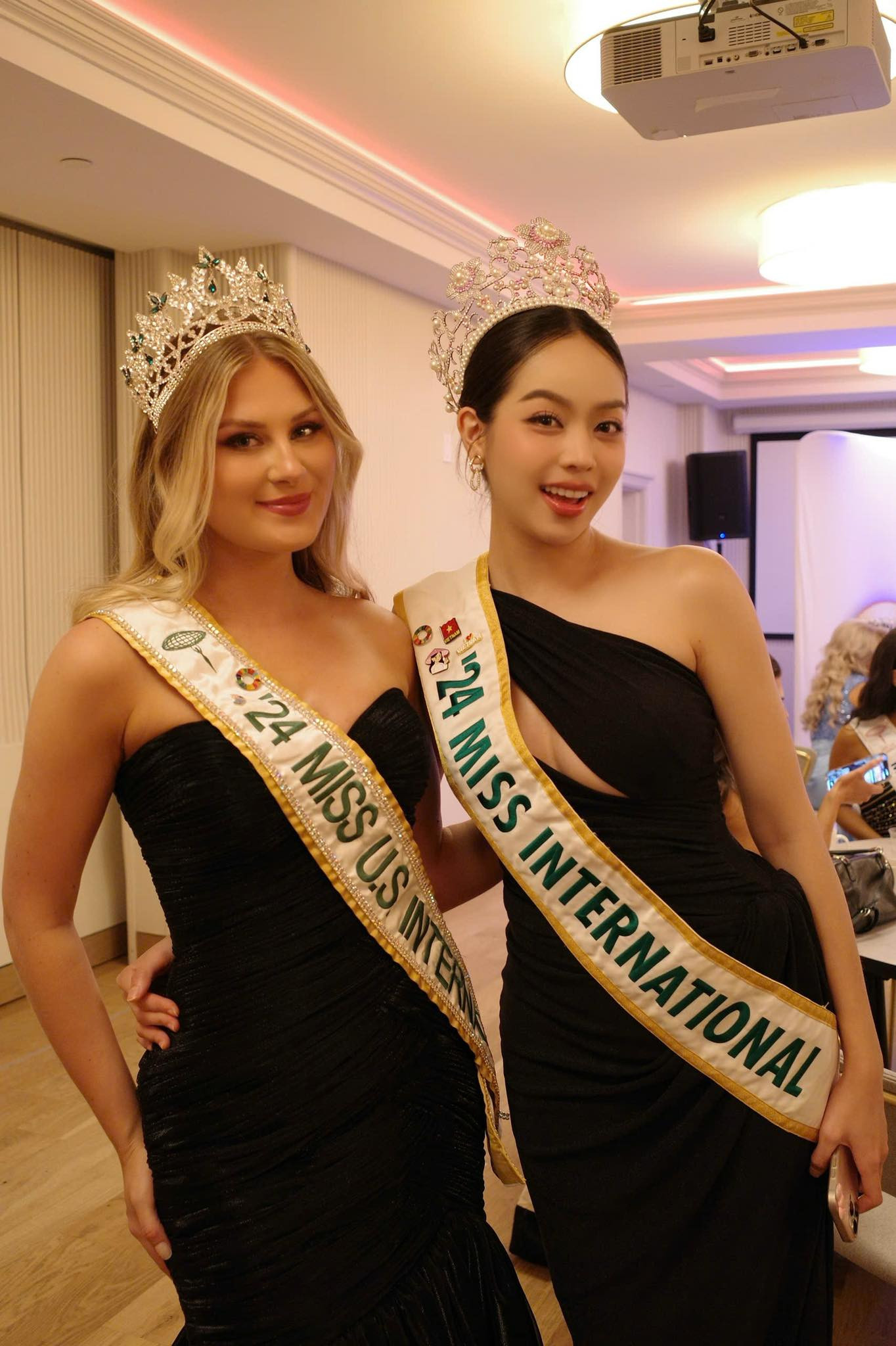 Thanh Thủy chụp ảnh cùng Hoa hậu Quốc tế Mỹ 2024 Alysa Cook và đương kim Hoa hậu Trái Đất Jessica Lane trong các hoạt động tại Mỹ.