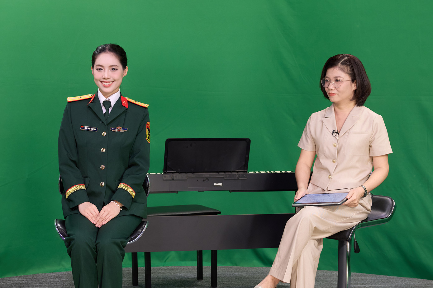 Cũng trong buổi trò chuyện, Châu Anh khoác lên mình bộ quân phục đã gắn liền với cô nhiều năm qua. Đây là lần đầu sau quá trình nửa năm dự thi Hoa hậu Việt Nam 2024, Châu Anh khoác lên mình bộ quân phục quen thuộc.