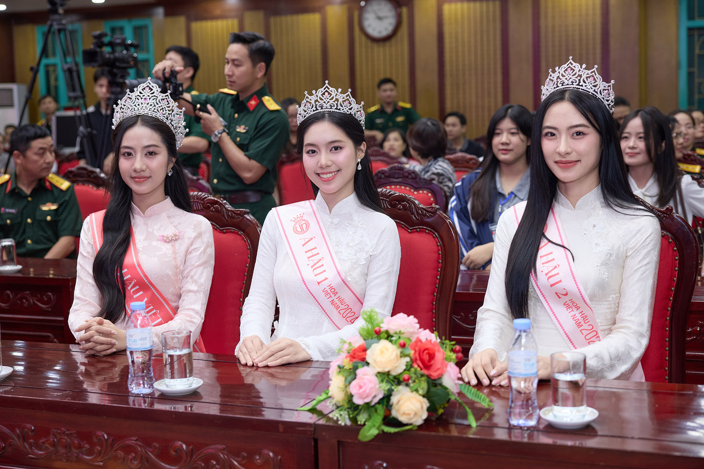 Top 3 Hoa hậu Việt Nam 2024 hồi hộp chờ home coming. Top 3 Hoa hậu Việt Nam 2024 hồi hộp chờ home coming.