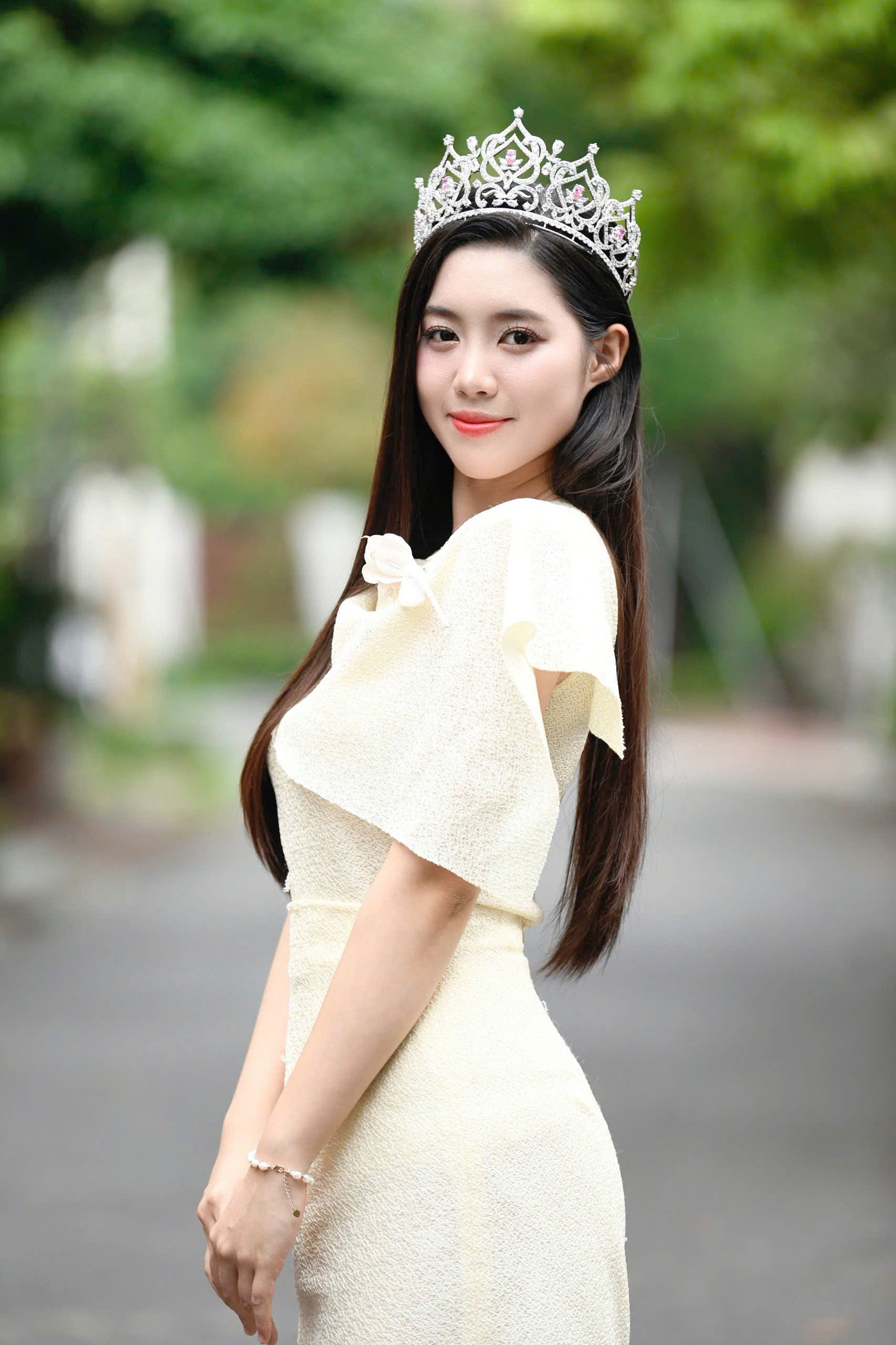 Á hậu 1 Trần Ngọc Châu Anh được yêu mến với vẻ đẹp trong trẻo. Cô cao 1,70 m với số đo 3 vòng 86-60-90 cm.