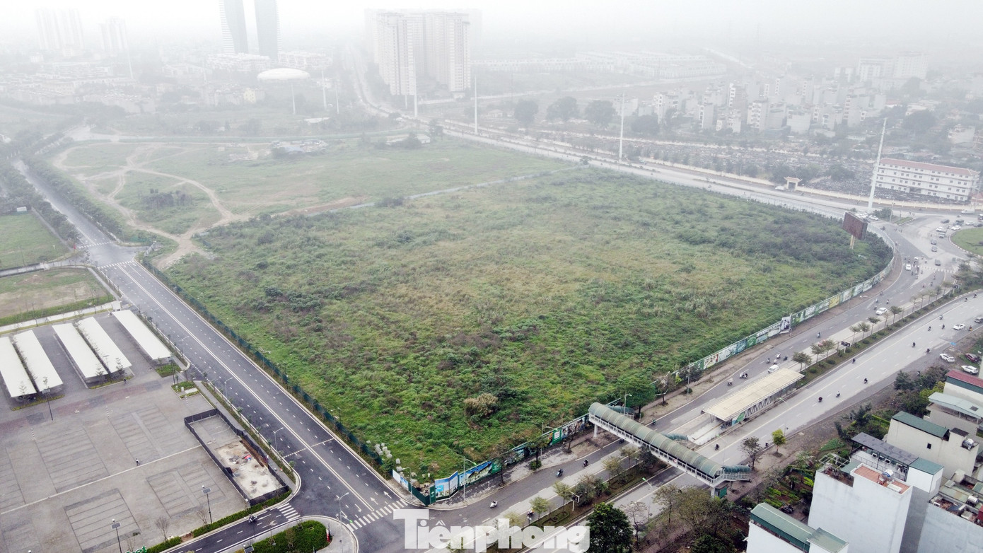 Theo ghi nhận, ngoài những khu đất xây biệt thự, liền kề, chung cư... thì một số khu đất thuộc dự án Park City vẫn đang trong tình trạng quây tôn để trống.