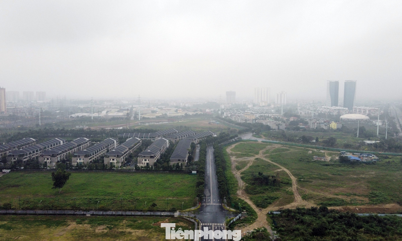 Trước đó, tháng 7/2008, UBND tỉnh Hà Tây (cũ) đã ban hành Quyết định số 2926/QĐ-UBND, về việc phê duyệt tiền sử dụng đất dự án Park City. Tuy nhiên, tới tháng 12/2016, Sở Tài nguyên và Môi trường TP Hà Nội mới bàn giao các mốc ranh giới khu đất dự án Park City cho Công ty VIDC.