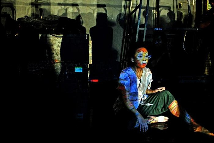 Được biết, trường múa Namarina được thành lập từ năm 1956, chuyên đào tạo các học sinh ở các lĩnh vực nghệ thuật như: múa ba lê, Jazz Dance và Fitness. Trong ảnh là một học sinh đang ngồi nghỉ ngơi giữa các tiết học