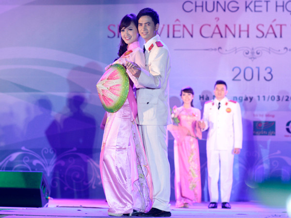 Phần thi trang phục truyền thống của 002. Cặp đôi giải nhất này cũng đoạt giải phụ của cuộc thi là Cặp đôi Phong cách nhất