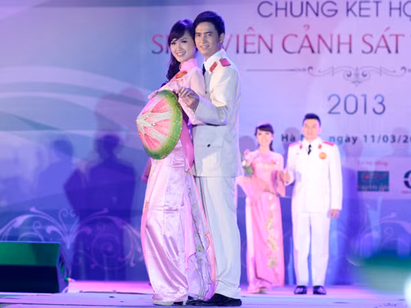 Phần thi trang phục truyền thống của 002. Cặp đôi giải nhất này cũng đoạt giải phụ của cuộc thi là Cặp đôi Phong cách nhất