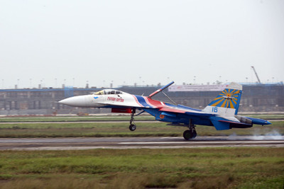 Mỗi chiếc tiêm kích chiến đấu của Nga lần lượt mất 20 giây để đáp xuống đường băng bởi đây là một trong những thao tác quá thuần thục với các 