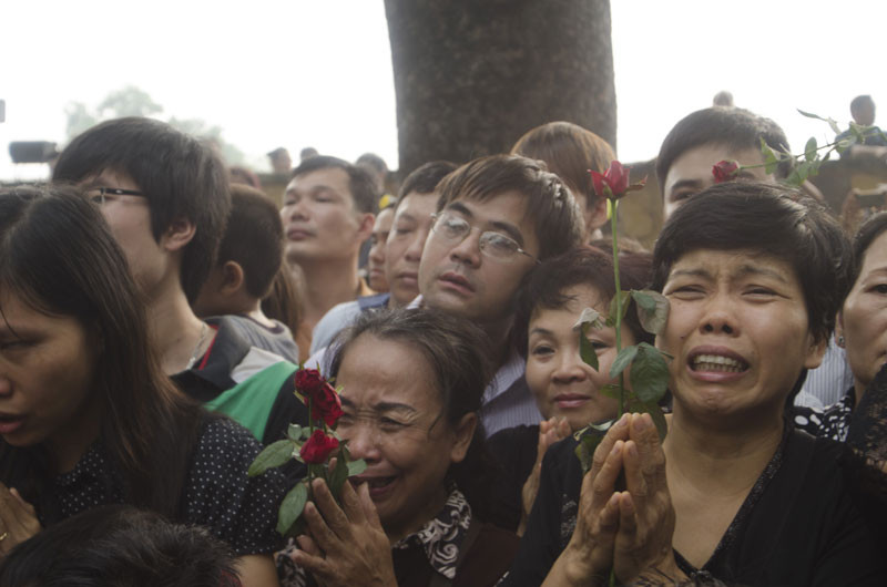 Nhiều người không cầm được nước mắt khi linh cữu Đại tướng đi qua