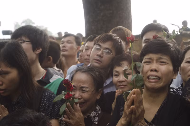 Nhiều người không cầm được nước mắt khi linh cữu Đại tướng đi qua