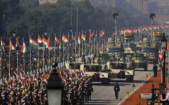 Siêu tăng quốc nội Arjun (trước), xe vận chuyển bộ binh, siêu tên lửa BrahMos và một loại tên lửa không rõ tên