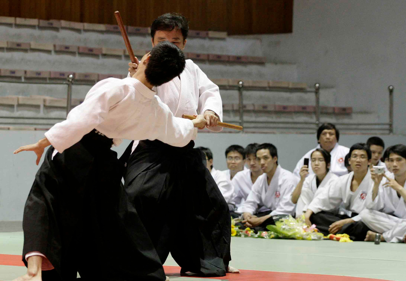 Aikido kết hợp đánh với đoản côn. Aikido kết hợp đánh với côn nhị khúc