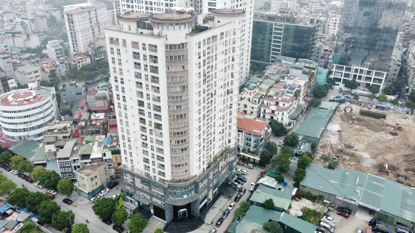 "Căn cứ quy định quản lý trật tự xây dựng trên địa bàn TP và các nội dung chỉ đạo của UBND TP về xử lý các vi phạm tại dự án, Sở Xây dựng có trách nhiệm tiếp tục đôn đốc, hướng dẫn UBND quận Cầu Giấy giải quyết, xử lý dứt điểm vi phạm tại dự án theo quy định", UBND TP Hà Nội thông tin. "Căn cứ quy định quản lý trật tự xây dựng trên địa bàn TP và các nội dung chỉ đạo của UBND TP về xử lý các vi phạm tại dự án, Sở Xây dựng có trách nhiệm tiếp tục đôn đốc, hướng dẫn UBND quận Cầu Giấy giải quyết, xử lý dứt điểm vi phạm tại dự án theo quy định", UBND TP Hà Nội thông tin.