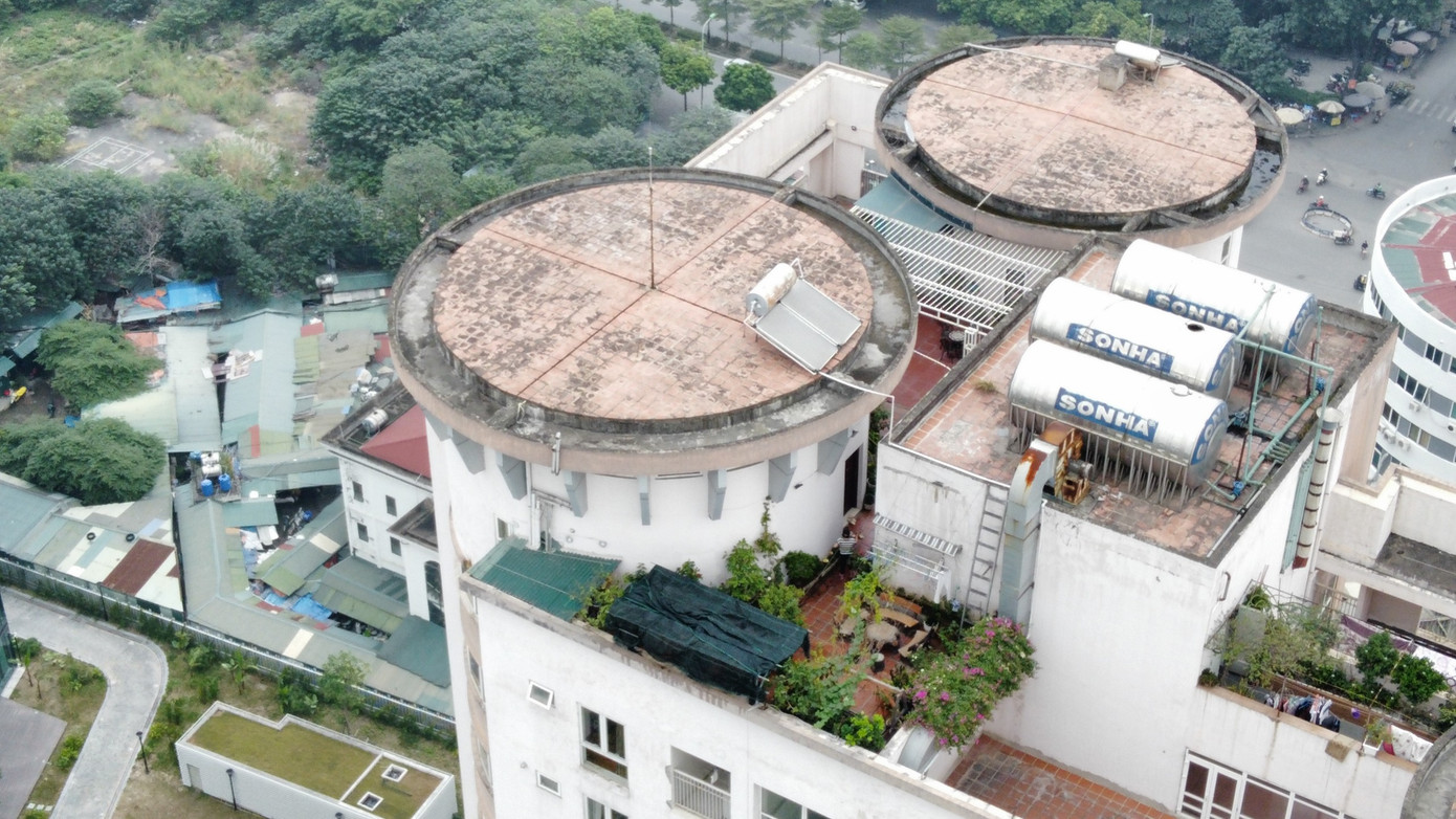 Cũng theo UBND TP Hà Nội, UBND quận Cầu Giấy đã ban hành thông báo giao UBND phường Yên Hòa chủ trì, phối hợp với Đội Quản lý trật tự xây dựng đô thị quận tổ chức thực hiện xử lý dứt điểm vi phạm tại dự án. Tuy nhiên qua thu thập thông tin đến nay các vi phạm tại dự án chưa được giải quyết, xử lý dứt điểm. Cũng theo UBND TP Hà Nội, UBND quận Cầu Giấy đã ban hành thông báo giao UBND phường Yên Hòa chủ trì, phối hợp với Đội Quản lý trật tự xây dựng đô thị quận tổ chức thực hiện xử lý dứt điểm vi phạm tại dự án. Tuy nhiên qua thu thập thông tin đến nay các vi phạm tại dự án chưa được giải quyết, xử lý dứt điểm.