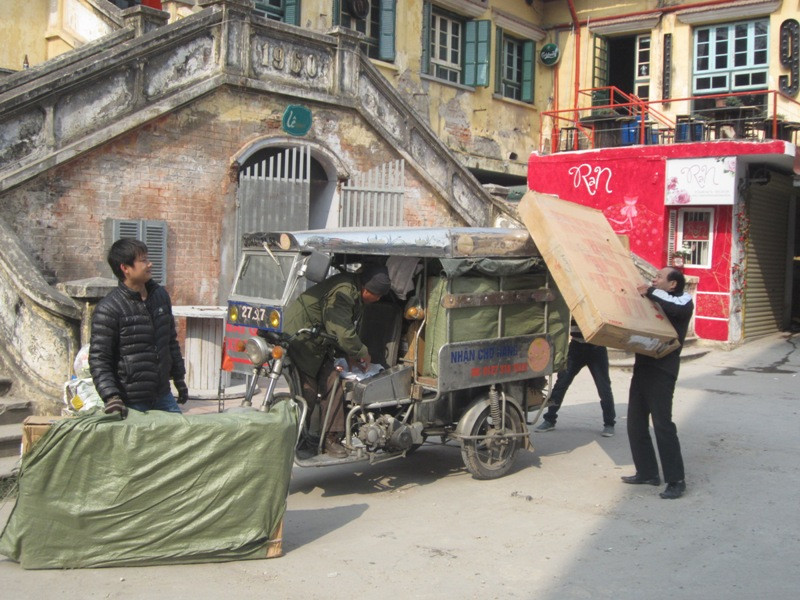 Một số cửa hàng bắt đầu chuyển đi