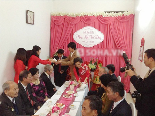 Hình ảnh hiếm hoi trong lễ ăn hỏi của Giáo sư Xoay và MC Hồng Nga . Ảnh: Soha Hình ảnh hiếm hoi trong lễ ăn hỏi của Giáo sư Xoay và MC Hồng Nga