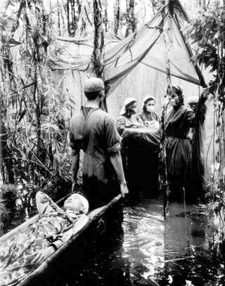 Về bức ảnh “Trạm quân y dã chiến” của Võ An Khánh