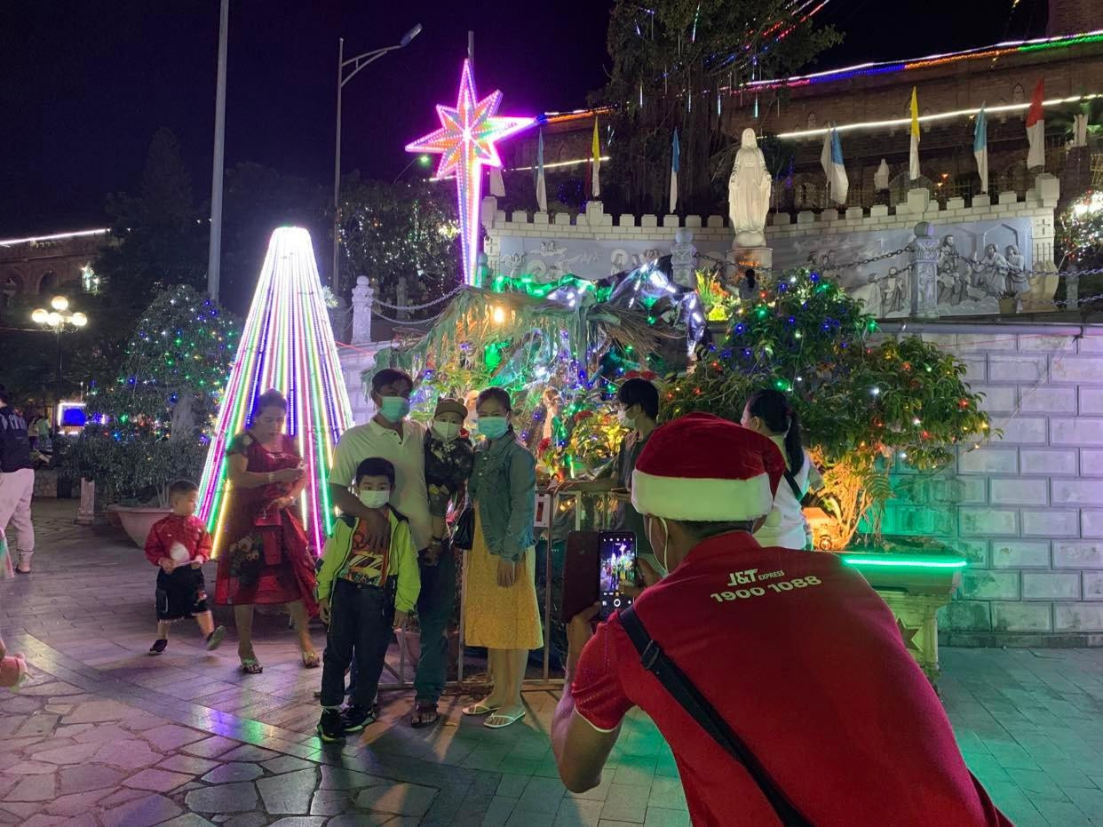 Người dân Nha Trang tới nhà thờ chụp hình kỷ niệm cũng không quên đeo khẩu trang phòng dịch.