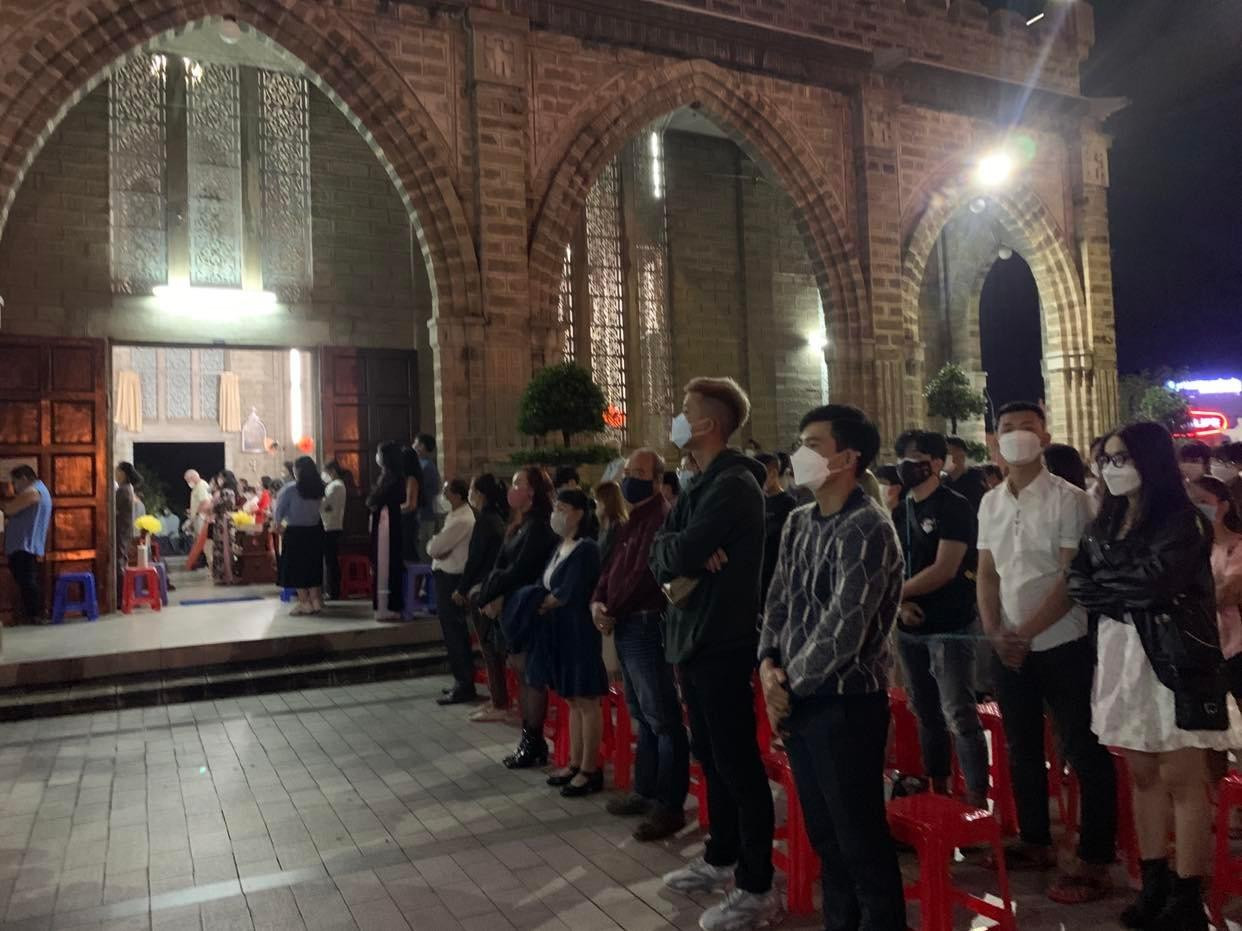 Hàng trăm giáo dân dự Đại lễ Giáng sinh tại nhà thờ Núi Nha Trang