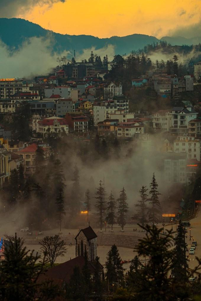 Sa Pa (Lào Cai) một ngày mù sương. Thị xã đang trải qua đợt mưa, rét đậm và ngày 26/12 có tuyết rơi ngắn trên đỉnh Fansipan. Ảnh: Dương Quốc Hiếu Sa Pa (Lào Cai) một ngày mù sương. Thị xã đang trải qua đợt mưa, rét đậm và ngày 26/12 có tuyết rơi ngắn trên đỉnh Fansipan. Ảnh: Dương Quốc Hiếu