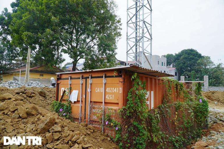 Khu sân nhà văn hóa thôn Phụ Chính đang được đầu tư nâng cấp, nền nâng cao, đất đổ xung quanh container đựng gỗ sưa (Ảnh: Trọng Trinh).