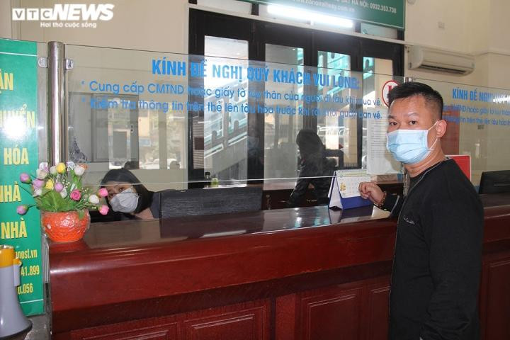 Những khách hàng ít ỏi mà ngành đường sắt phục vụ trong dịp cao điểm cuối năm. Những khách hàng ít ỏi mà ngành đường sắt phục vụ trong dịp cao điểm cuối năm.