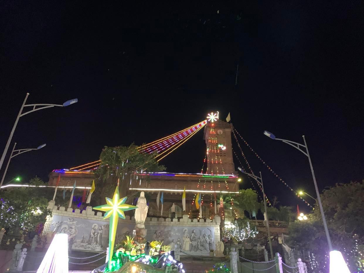 Trong khi đó tại Nha Trang, Nhà thờ Núi được biết đến là 1 trong những nhà thờ lớn nhất của thành phố.