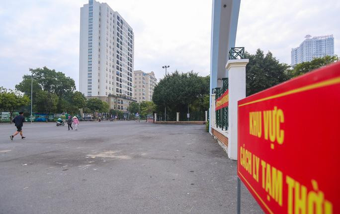 Trong sáng 26/11, Công viên Cầu Giấy chỉ còn những người dọn vệ sinh ở lại đây theo dõi y tế do có tiếp xúc với F0