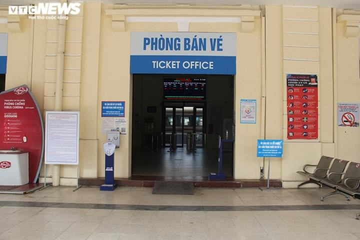 Khu vực nhà ga Hà Nội có đầy đủ hướng dẫn phòng chống COVID-19 cho người ra vào. Khu vực nhà ga Hà Nội có đầy đủ hướng dẫn phòng chống COVID-19 cho người ra vào.